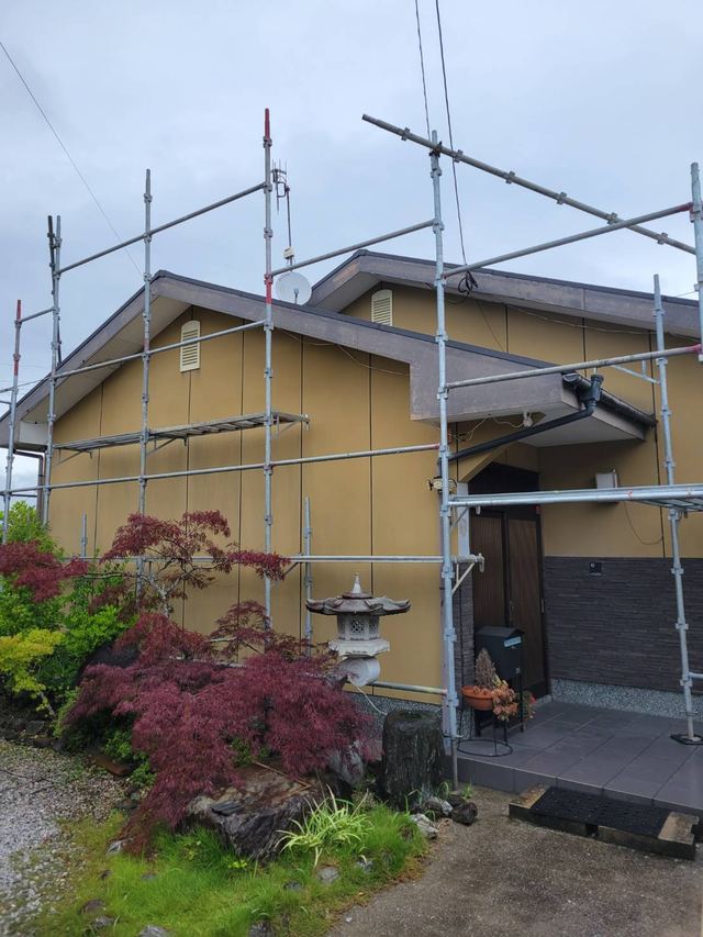 足場を組んで外壁塗装を進める戸建て住宅