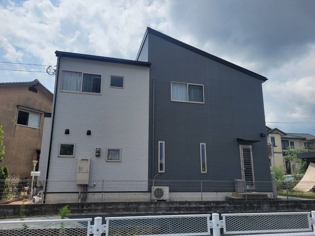 濃色の外壁に塗り替えたモダンな戸建て住宅