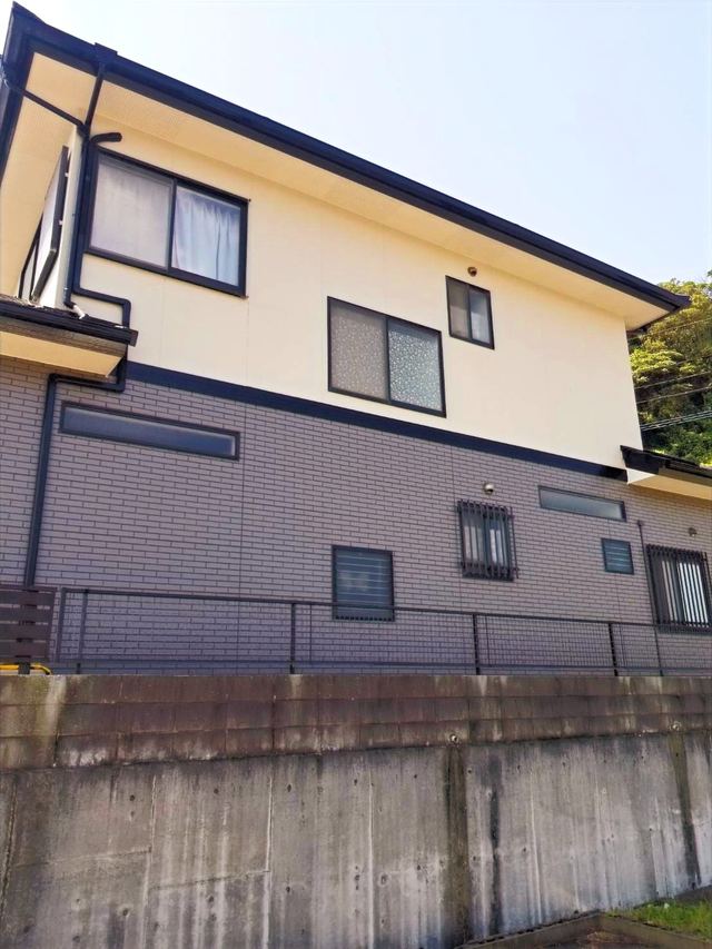 紺と白に塗り替えた集合住宅の外観