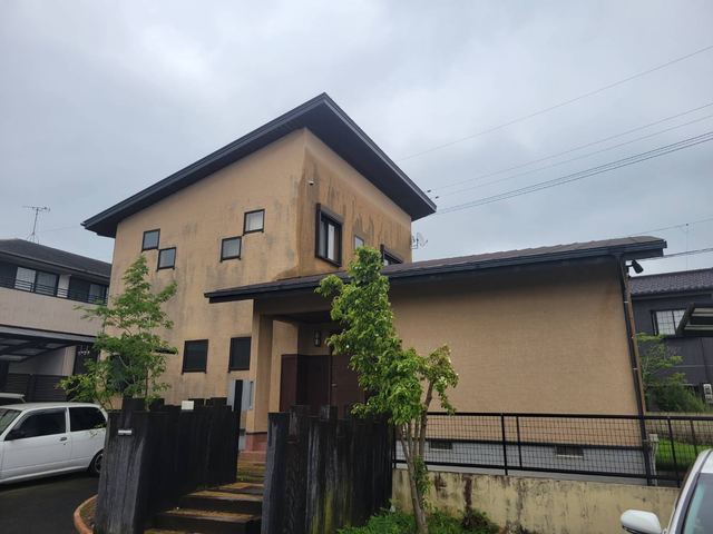 カーポートのあるベージュの戸建て住宅