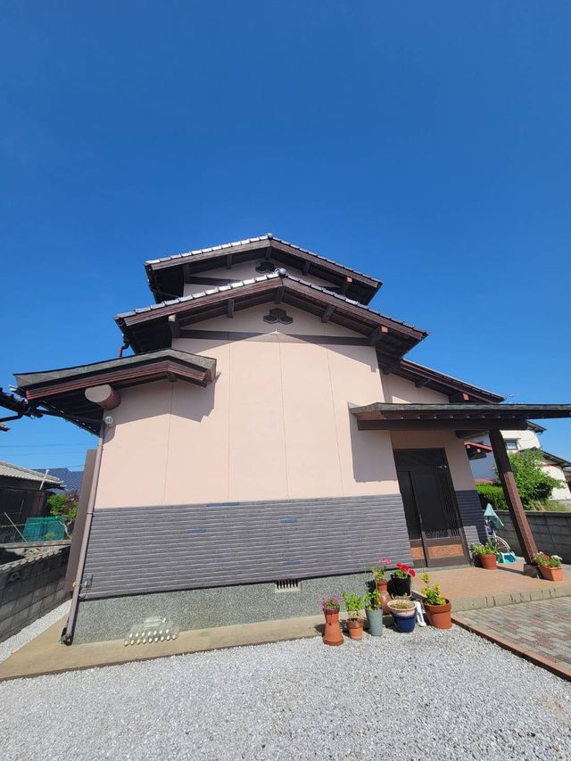 塗り替えを終えた和風住宅と青空