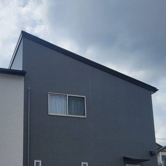 施工現場の切妻屋根と空
